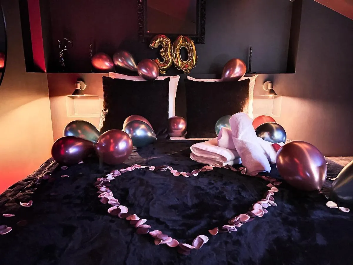 Suite Rouge Baiser Avec Jacuzzi Privatif - Loveroom Insolite Saint-Etienne  France