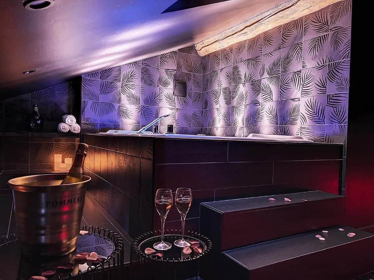 Suite Rouge Baiser Avec Jacuzzi Privatif - Loveroom Insolite Saint-Etienne  France
