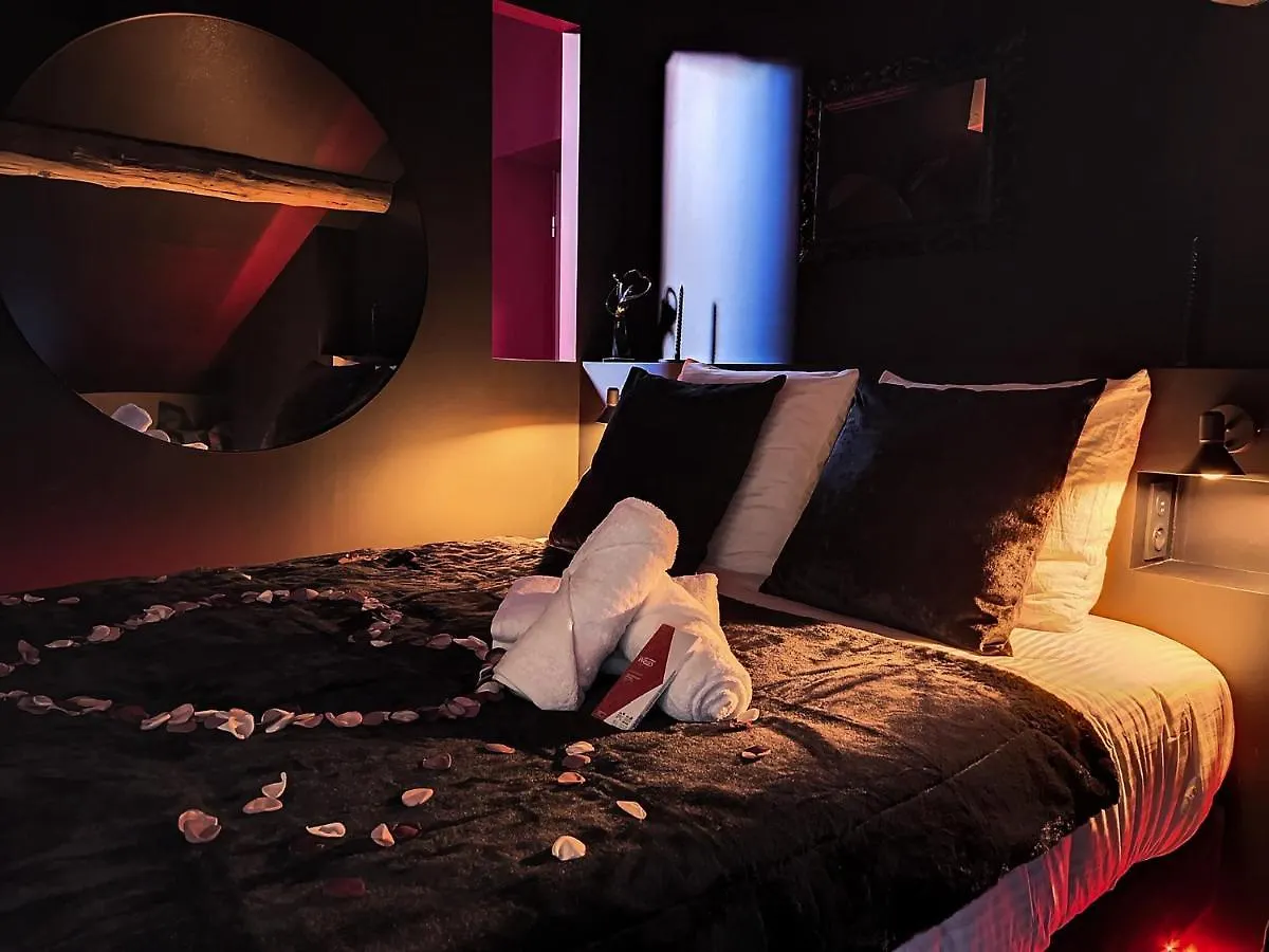Suite Rouge Baiser Avec Jacuzzi Privatif - Loveroom Insolite Saint-Etienne  Apartment Saint-Etienne (Loire)