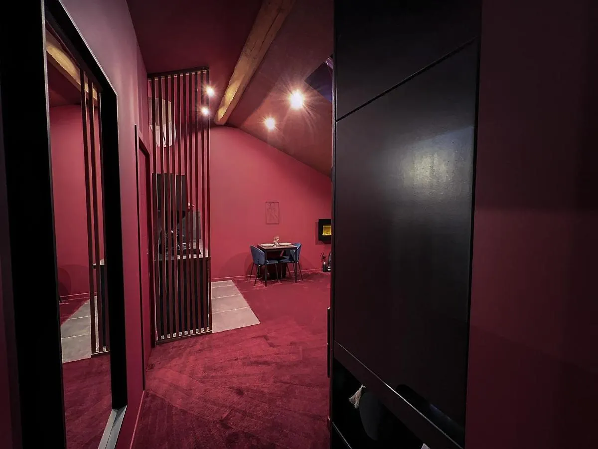 Apartment Suite Rouge Baiser Avec Jacuzzi Privatif - Loveroom Insolite Saint-Etienne