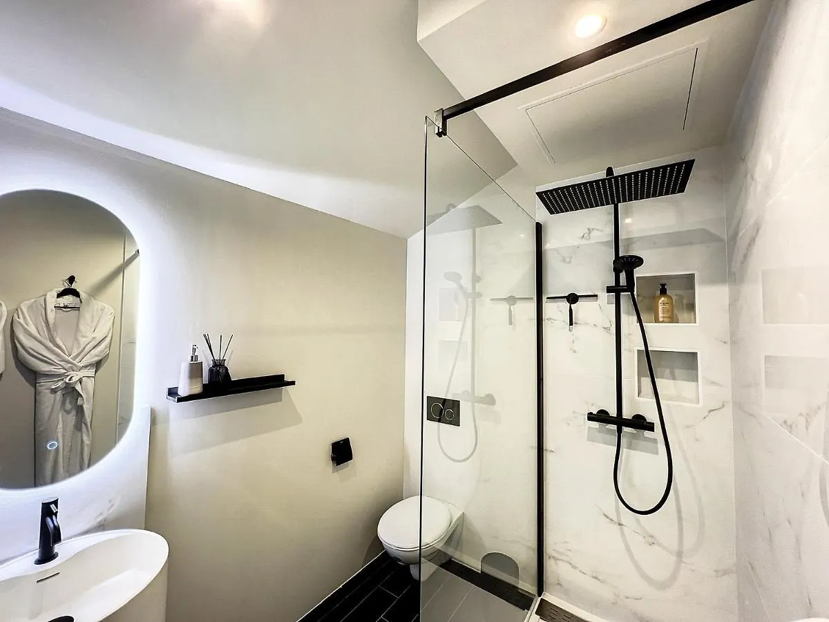 Apartment Suite Rouge Baiser Avec Jacuzzi Privatif - Loveroom Insolite Saint-Etienne  France