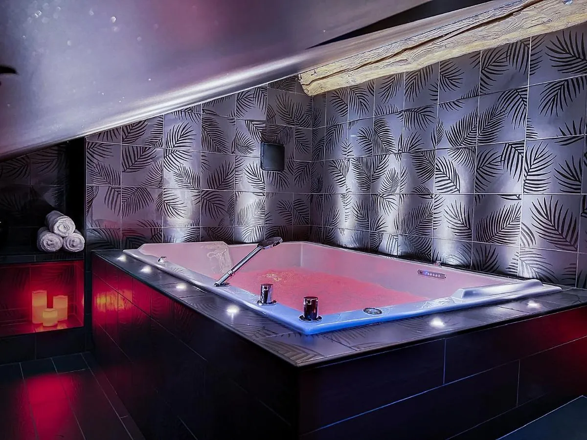 Suite Rouge Baiser Avec Jacuzzi Privatif - Loveroom Insolite location