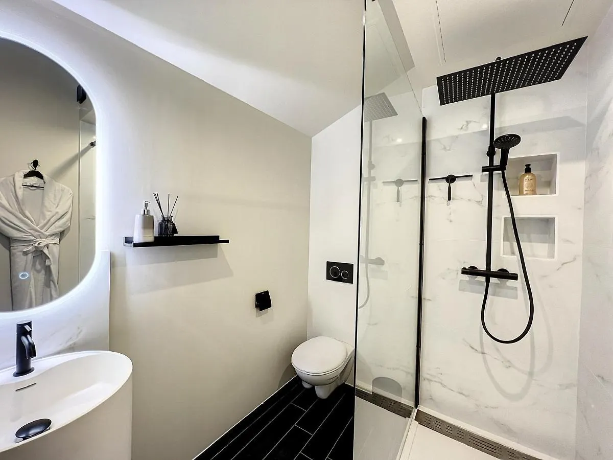 Suite Rouge Baiser Avec Jacuzzi Privatif - Loveroom Insolite Saint-Etienne  Saint-Etienne (Loire)